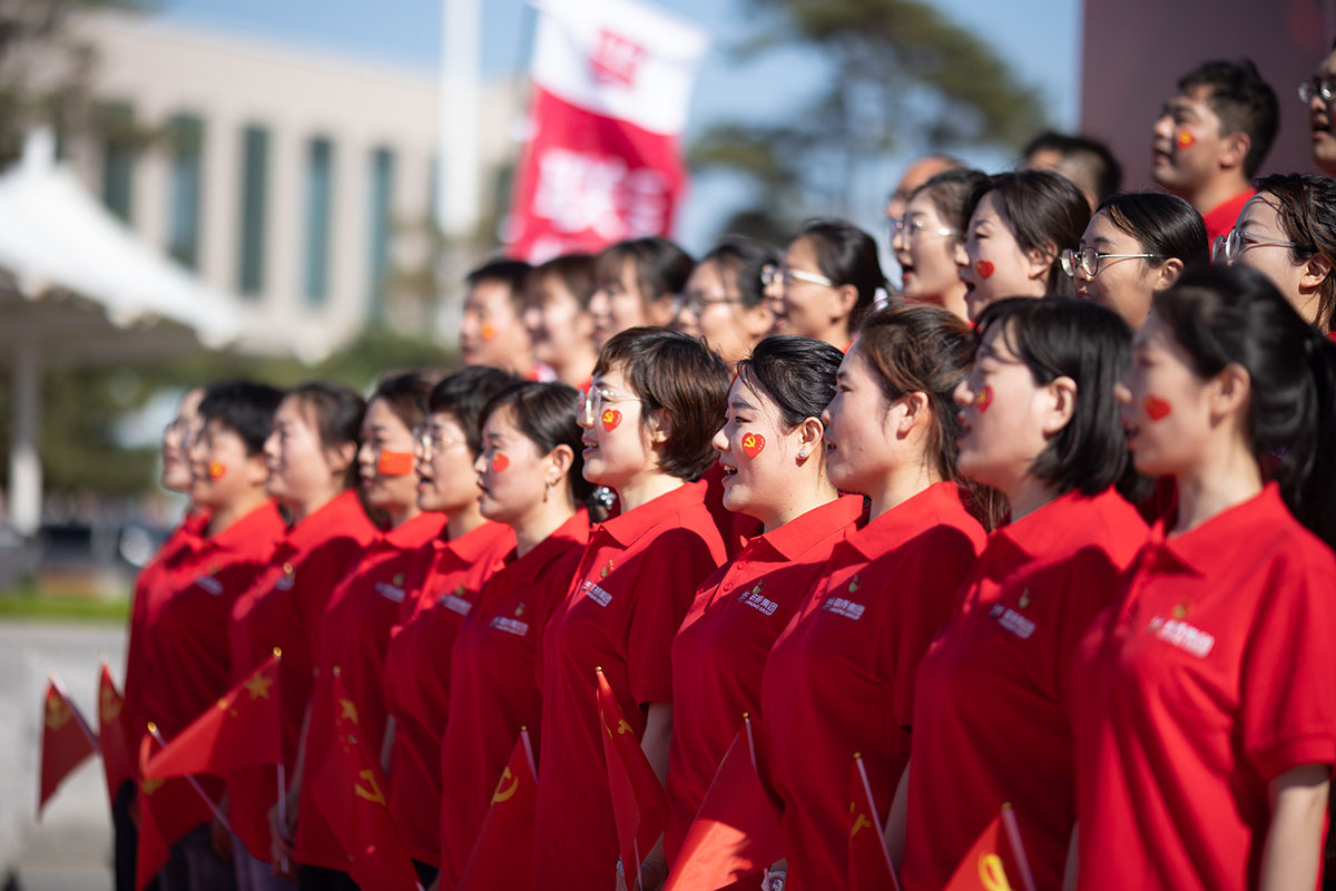 光耀先鋒·致敬力量—近200名黨員齊聚一堂，以唱紅歌的形式，致敬崢嶸歲月，獻(xiàn)禮百年征程，歌唱美好新時(shí)代，慶祝建黨100周年