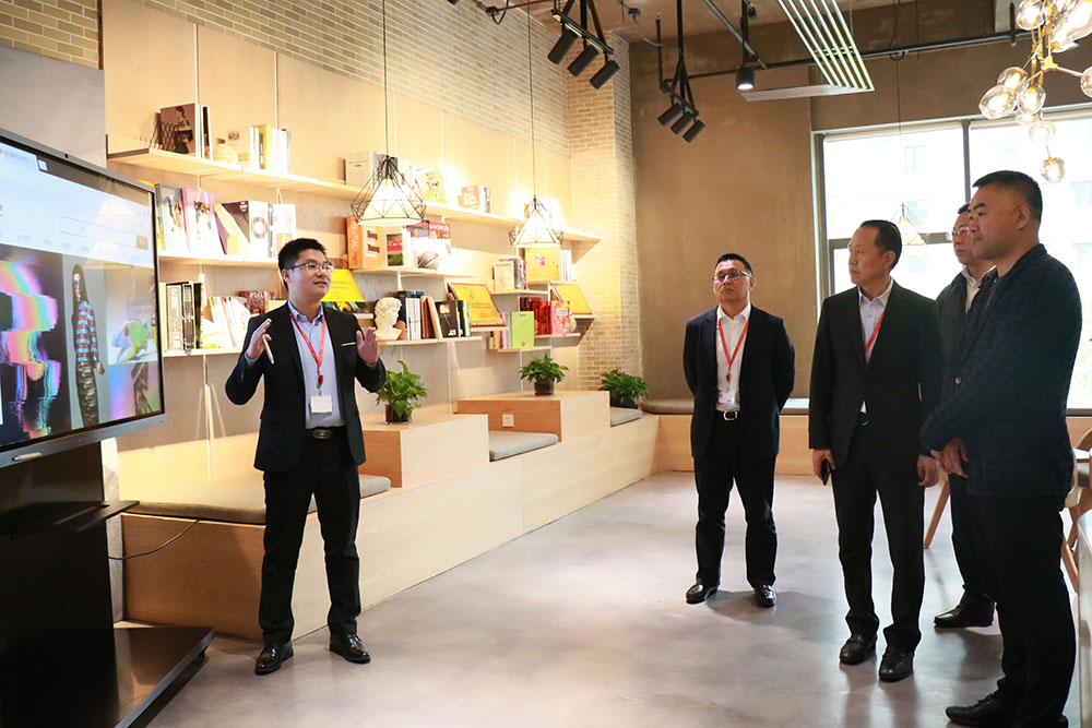 中國(guó)服裝設(shè)計(jì)師協(xié)會(huì)主席張慶輝到聯(lián)橋集團(tuán)參觀調(diào)研